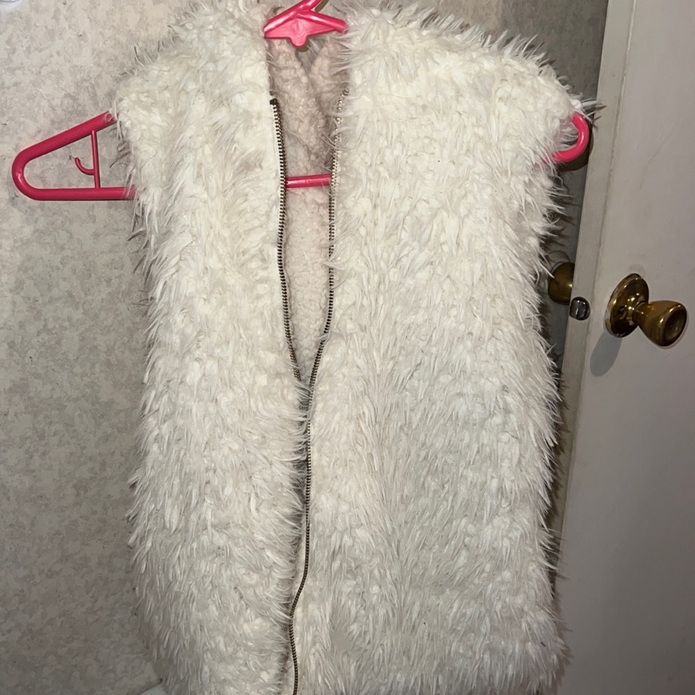 Medium white fur fest with hoodie and pockets!